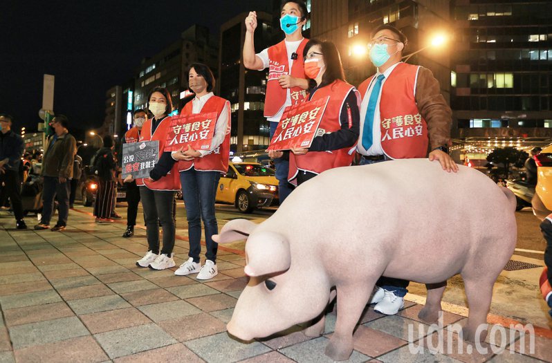 國民黨去年宣傳公投反萊豬。圖／聯合報系資料照