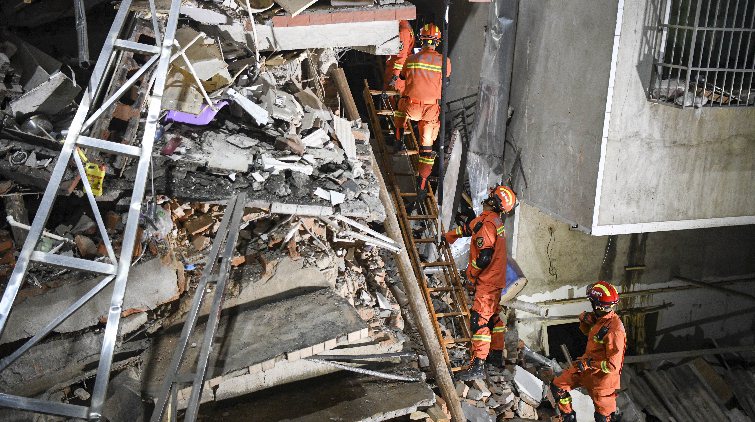 長沙自建房倒塌事件仍在持續搜救，救援人員目前救出10人，罹難人數則大幅上升至26人。（中新社）