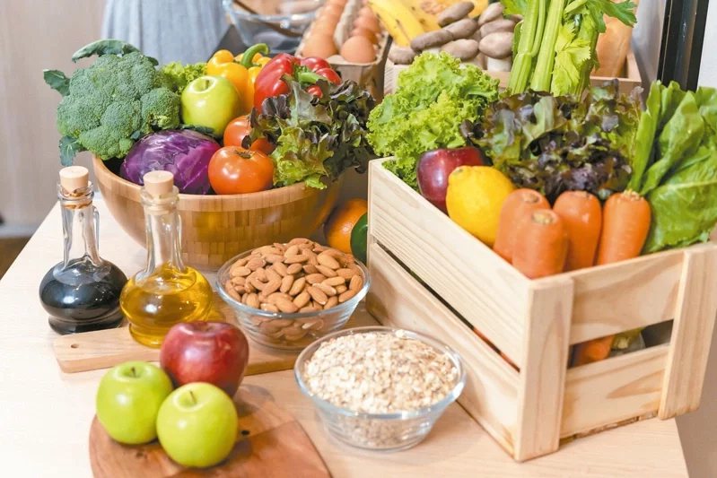 對抗病毒，多攝取全穀類、根莖類、堅果、豆類、蔬菜水果等，有益腸道健康、增強免疫力...