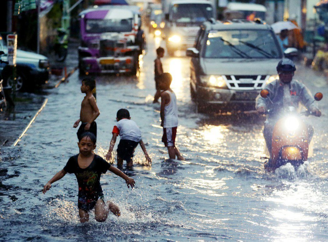 圖為淹水的馬尼拉街道。  圖／美聯社 