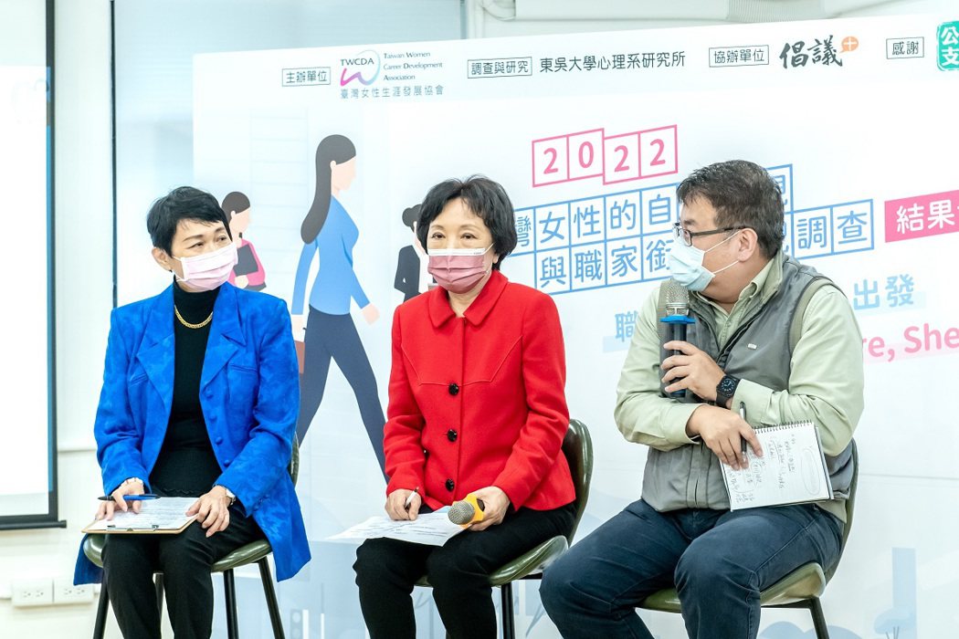 陳若玲（左起）、陶尊芷與王榮春在發表會現場進行會談，分別以人資和104企業的經驗...