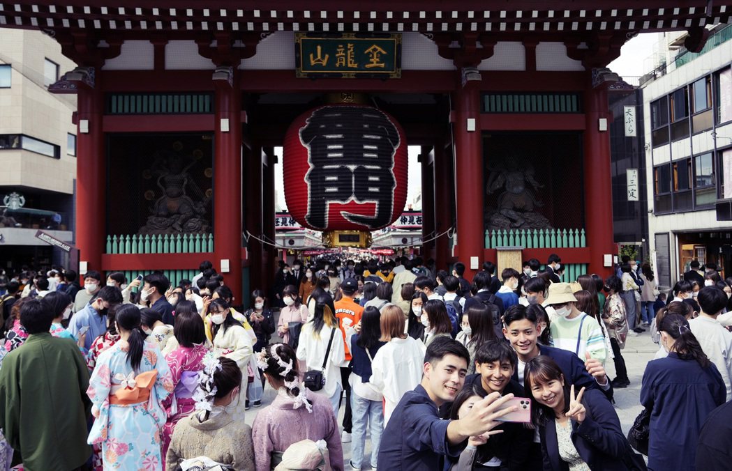 5月2日黃金週假期的日本，東京淺草寺迎來大量觀光人潮。 圖／歐新社