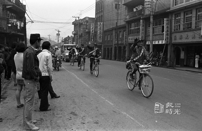 單車環島的九位老人，經過十四天辛苦的旅程，廿二日終抵台北，完成他們鼓吹節約能源的活動。日期：1974/2/22。攝影：龍啟文。來源：聯合報。