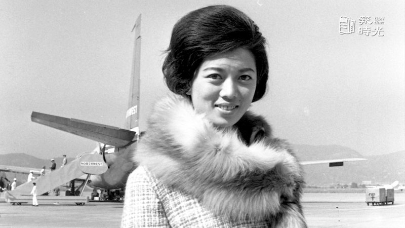 圖說：電影及電視雙棲女星陳淑芳廿八日返抵台北。來源：聯合報。攝影：王萬武。日期：1965/11/28。