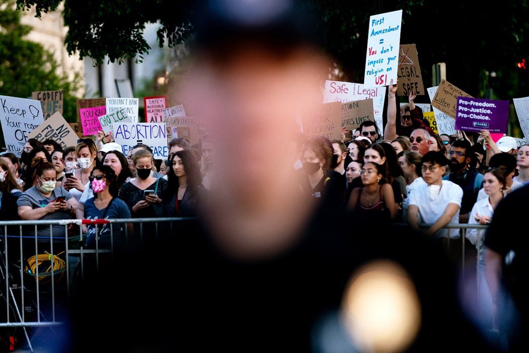 5月3日，在華盛頓特區最高法院外，一名警察站在身體自主權支持者的抗議附近。 圖／...