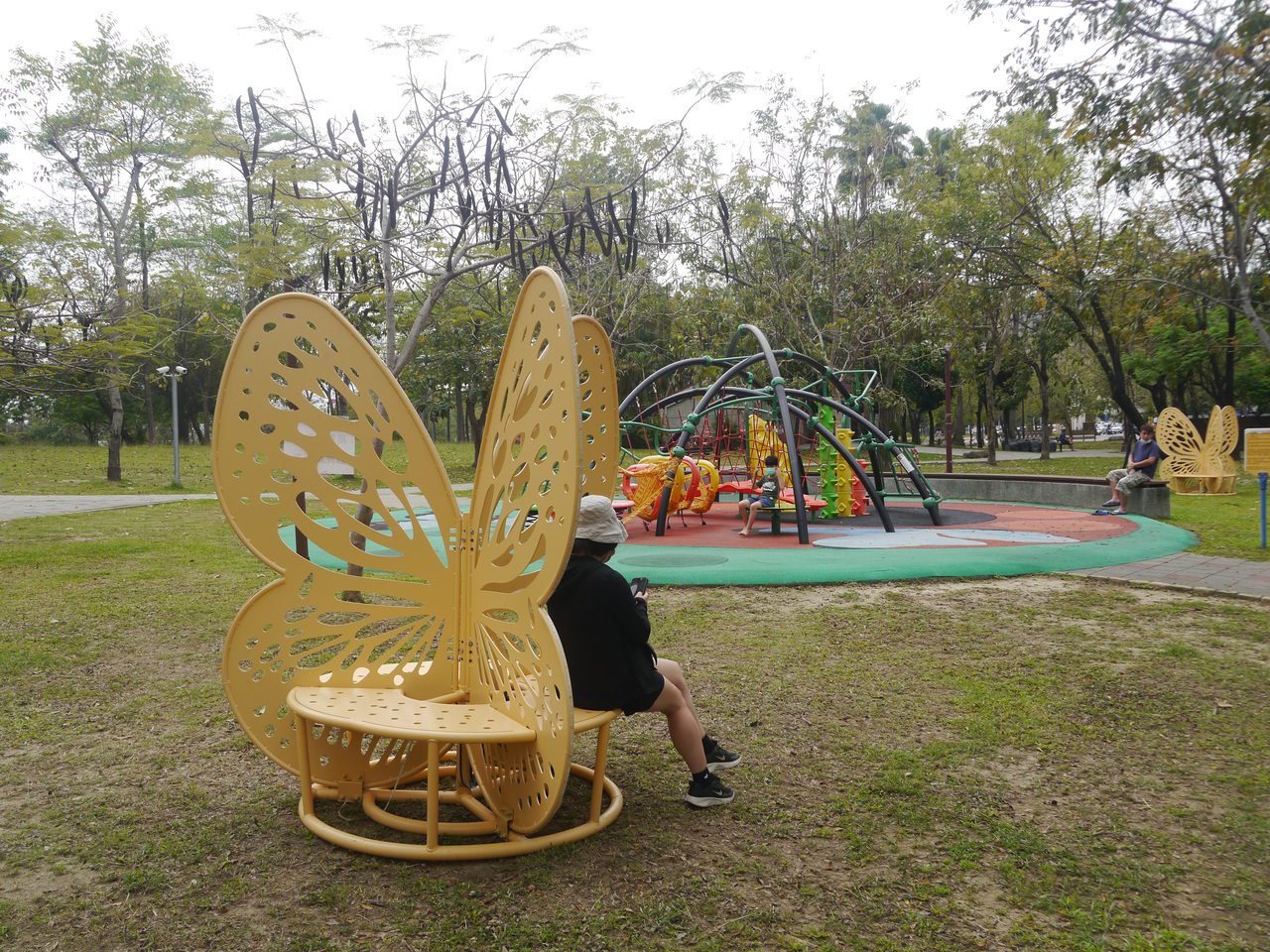 親子公園放置外型獨特的蝴蝶座椅。 圖／徐白櫻 攝影
