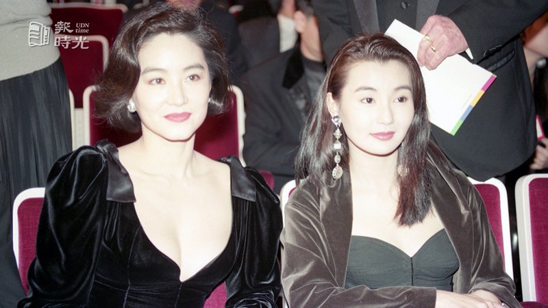 圖說：1990年第27屆金馬獎頒獎典禮十六日舉行，紛紛以《滾滾紅塵》入圍最佳女主角與女配角獎的林青霞(左)、張曼玉(右)。來源：聯合報。攝影：曾學仁。日期：1990/12/16
