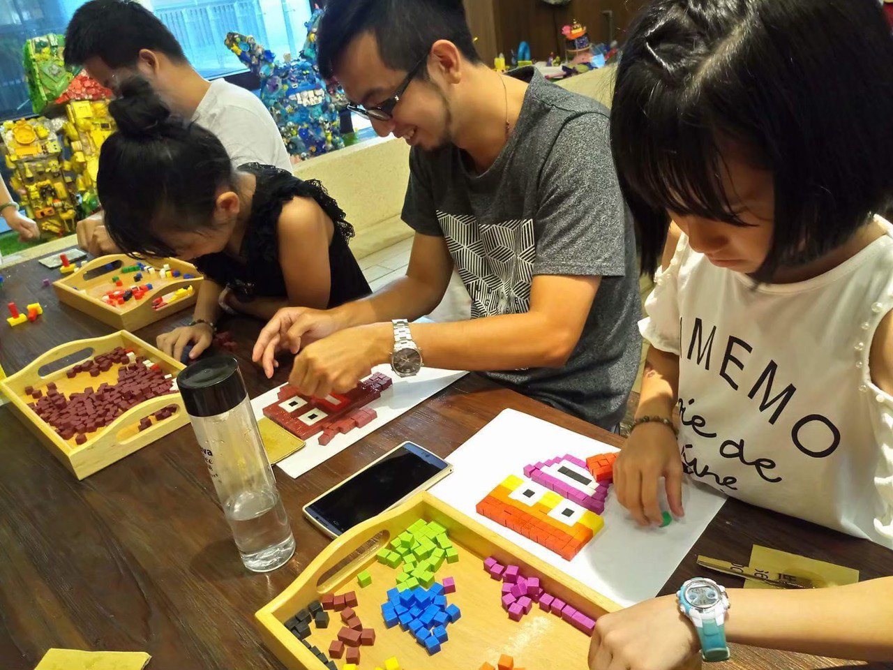 台灣玩具圖書館協會提供玩具課程，幫助孩子發揮創意，創造親子同樂時光。