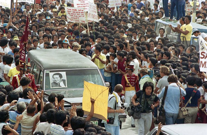 遇刺而死的艾奎諾於1983年8月27日移靈，百萬菲律賓人夾道悼念，靈車緩慢前行。美聯社