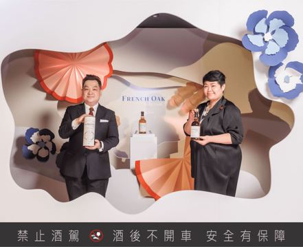  台灣格蘭父子行銷總監陳瀅如(右)與百富品牌大使沈宇軒(左)一同宣布「百富16年法國皮諾甜酒桶單一麥芽威士忌」正式登台上市。格蘭父子/提供