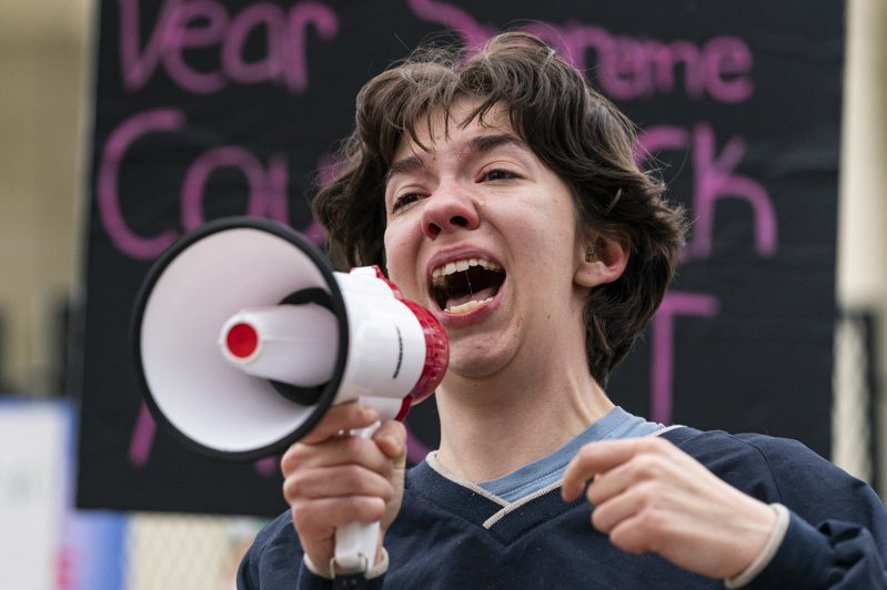 图为5日的华盛顿，示威者汉娜·约斯特 (Hannah Yost) 在美国最高法院外抗议时情绪激动。美国最高法院可能准备推翻具有里程碑意义的罗诉韦德案，该案使全国堕胎合法化。美联社(photo:UDN)