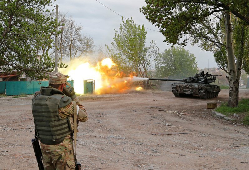 圖為烏克蘭馬立波，俄烏雙方爆發衝突，親俄部隊的軍人駕駛坦克開火。路透社