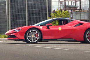 影／Ferrari SF90竟開進敵軍Lamborghini工廠？