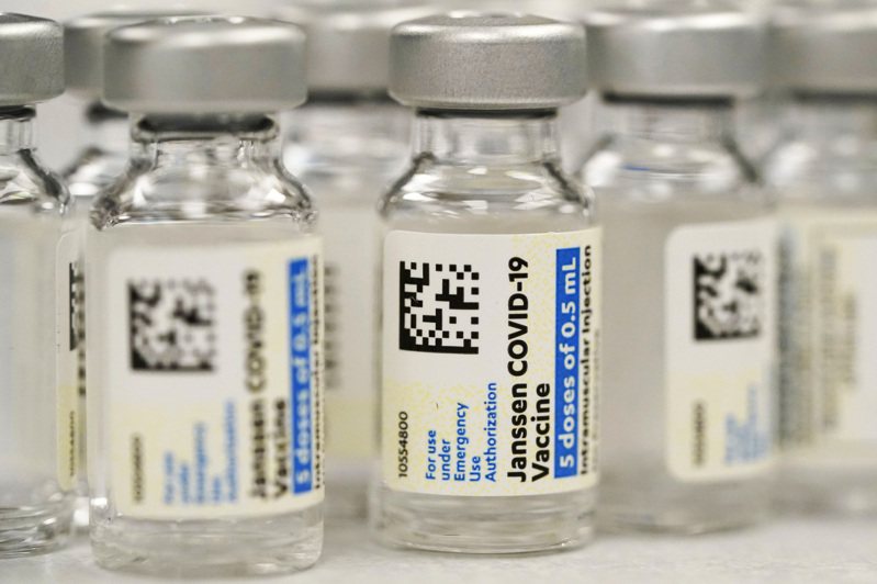 美國食品暨藥物管理局5日宣布，將嬌生新冠疫苗的緊急使用授權範圍進行限制，包括18歲以上不適合其他疫苗、無法取得疫苗以及選擇特定疫苗的族群。美聯社