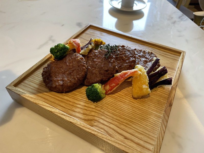 餐廳內供應以植物蛋白製成的「未來肉」。記者王昭月／攝影