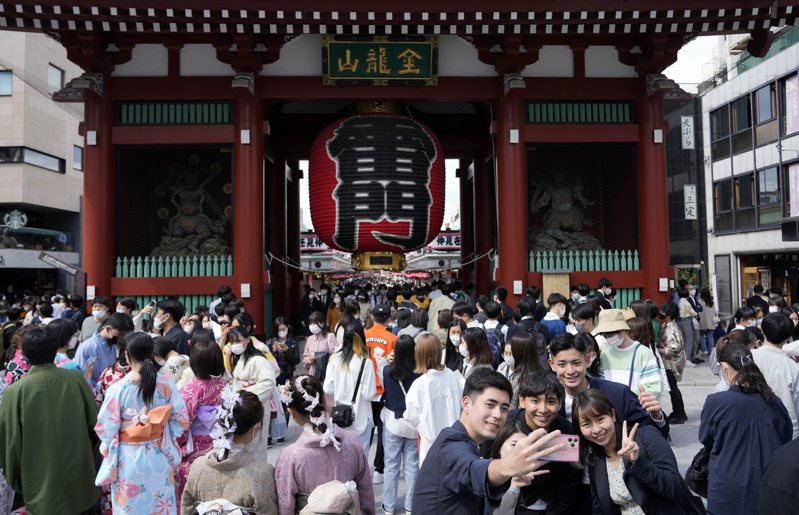 日本富士新聞網引述不具名人士報導，日本計劃最快本月開放小旅行團入境，對象為已接種疫苗和加強劑、參加套裝行程的小團體觀光客。歐新社