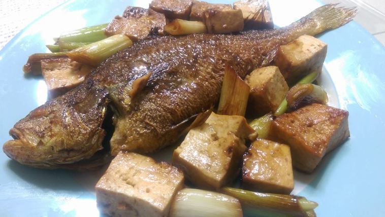 黃魚與大蒜、黃酒、板豆腐等紅燒，重點是煎黃魚時要掌握住外酥內嫩，魚肉才能入味且不...
