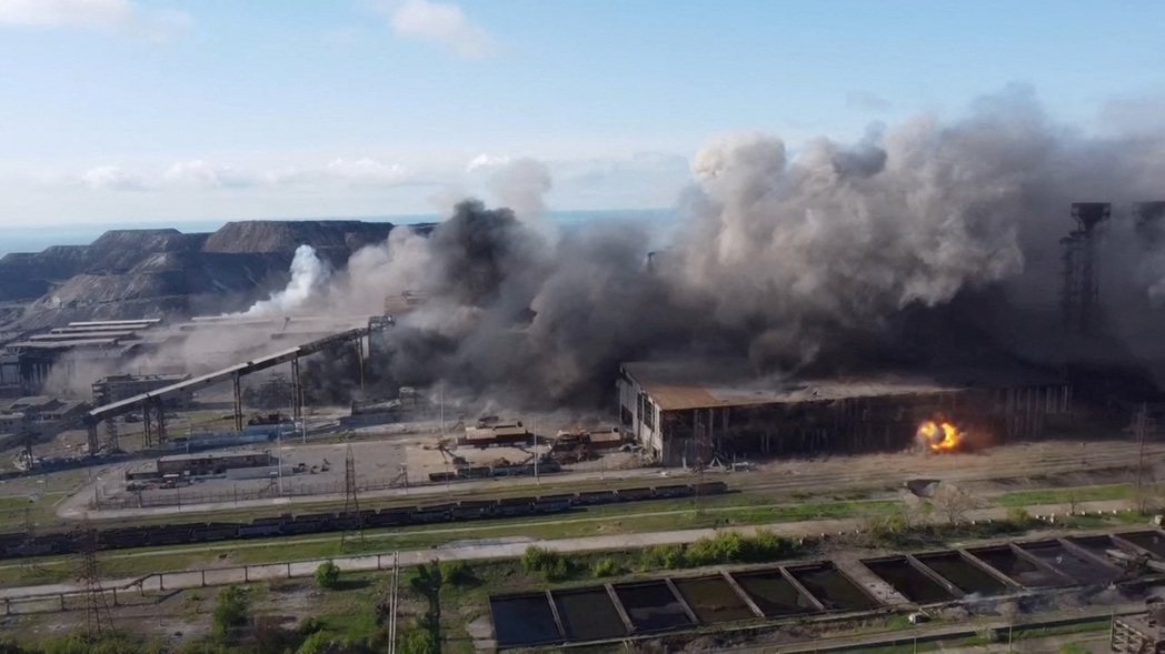 烏克蘭南部港口城市馬立波的亞速鋼鐵廠設施被俄軍砲擊空拍影像，攝於5日。路透 / ...