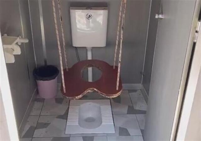 重慶某處景區本月3日推出「鞦韆廁所」，引發網友熱議。（取自《點時新聞》）