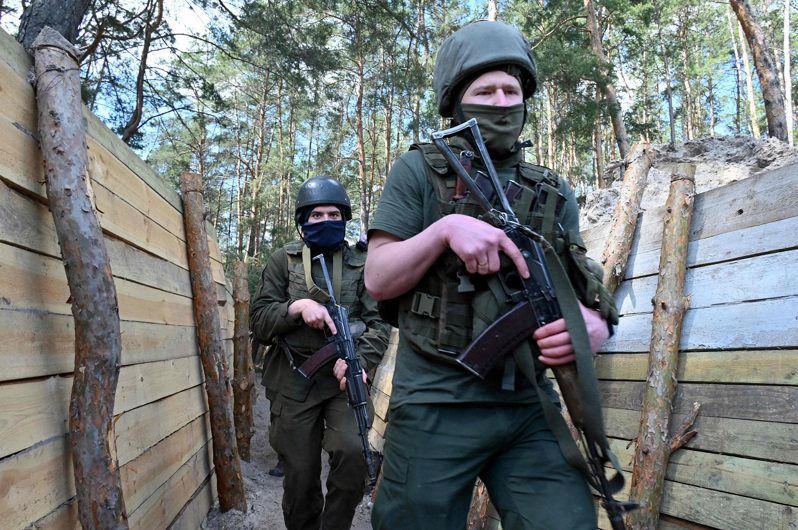 烏克蘭官兵在演習期間沿著距離第二大城哈爾科夫不遠的一處戰壕行進，攝於4月30日。法新社