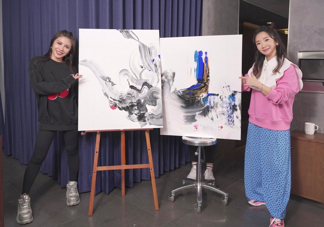 陶晶瑩（右）與艾怡良「尬畫」展才藝。圖／Wow桃姐頻道團隊提供