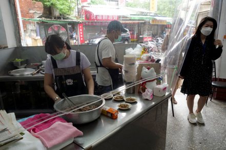 新冠疫情攪局、原物料成本大漲、勞力短缺等因素，使台灣餐飲業備受打擊。路透