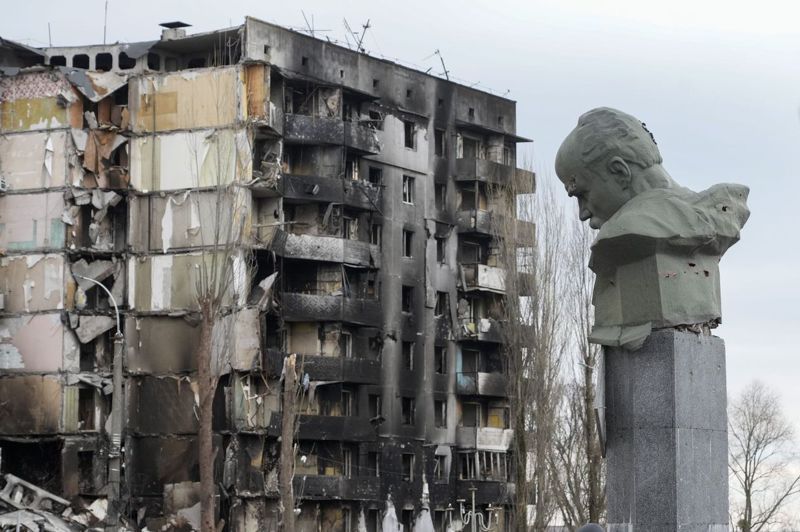 謝甫琴科是烏克蘭民族詩人，圖為4月6日基輔州小鎮博羅江卡中央廣場內一座遭子彈破壞的謝甫琴科紀念雕像。美聯社