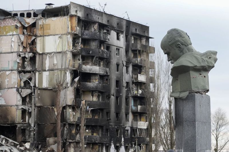 謝甫琴科是烏克蘭民族詩人，圖為4月6日基輔州小鎮博羅江卡中央廣場內一座遭子彈破壞的謝甫琴科紀念雕像。美聯社