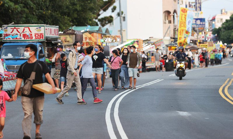 屏東墾丁大街是團體旅遊熱門景點之一，但街上旅客明顯變少。報系資料照／記者劉學聖攝影