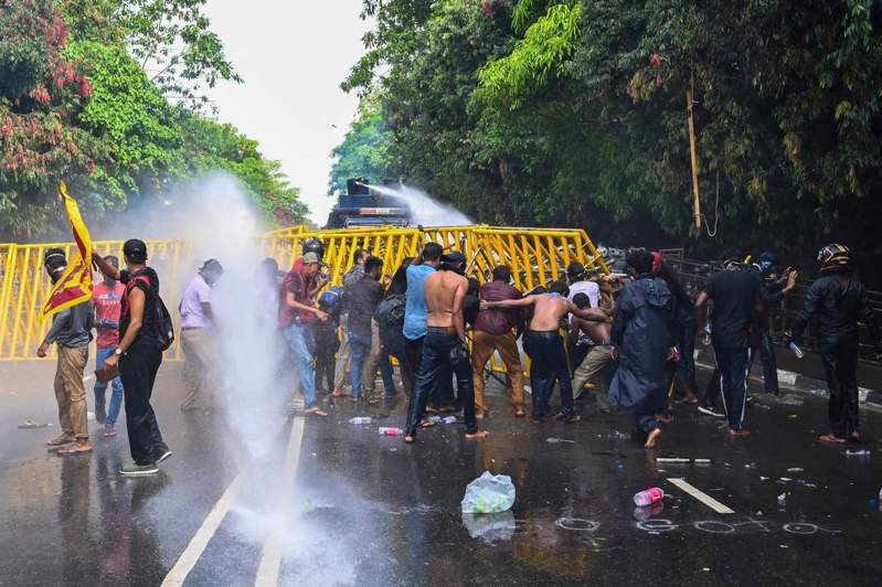 斯里蘭卡發生全國性罷工，要求總統拉賈帕克薩下台。法新社