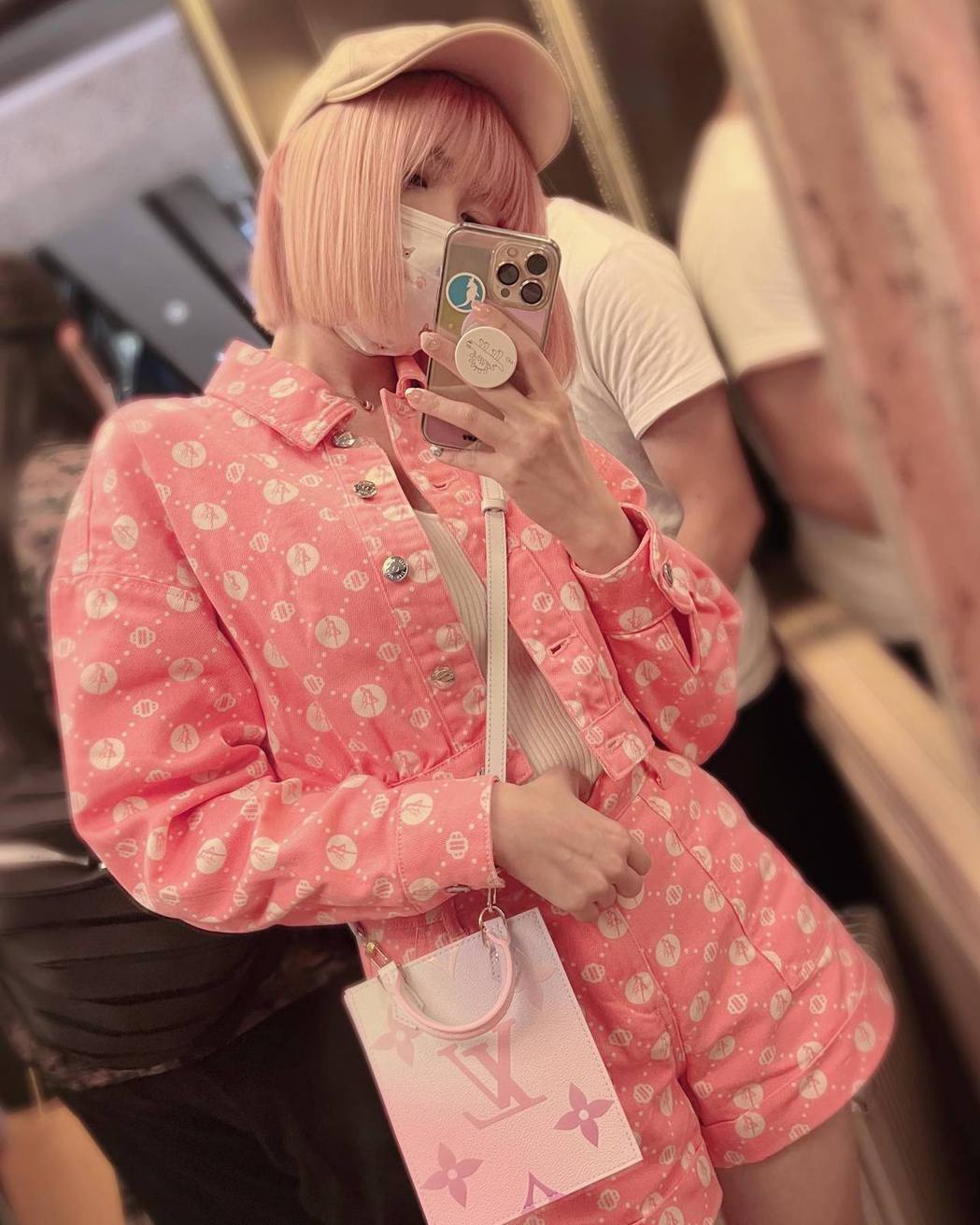郭雪芙染了一頭粉紅色頭髮，讓粉絲相當驚艷。圖／摘自臉書