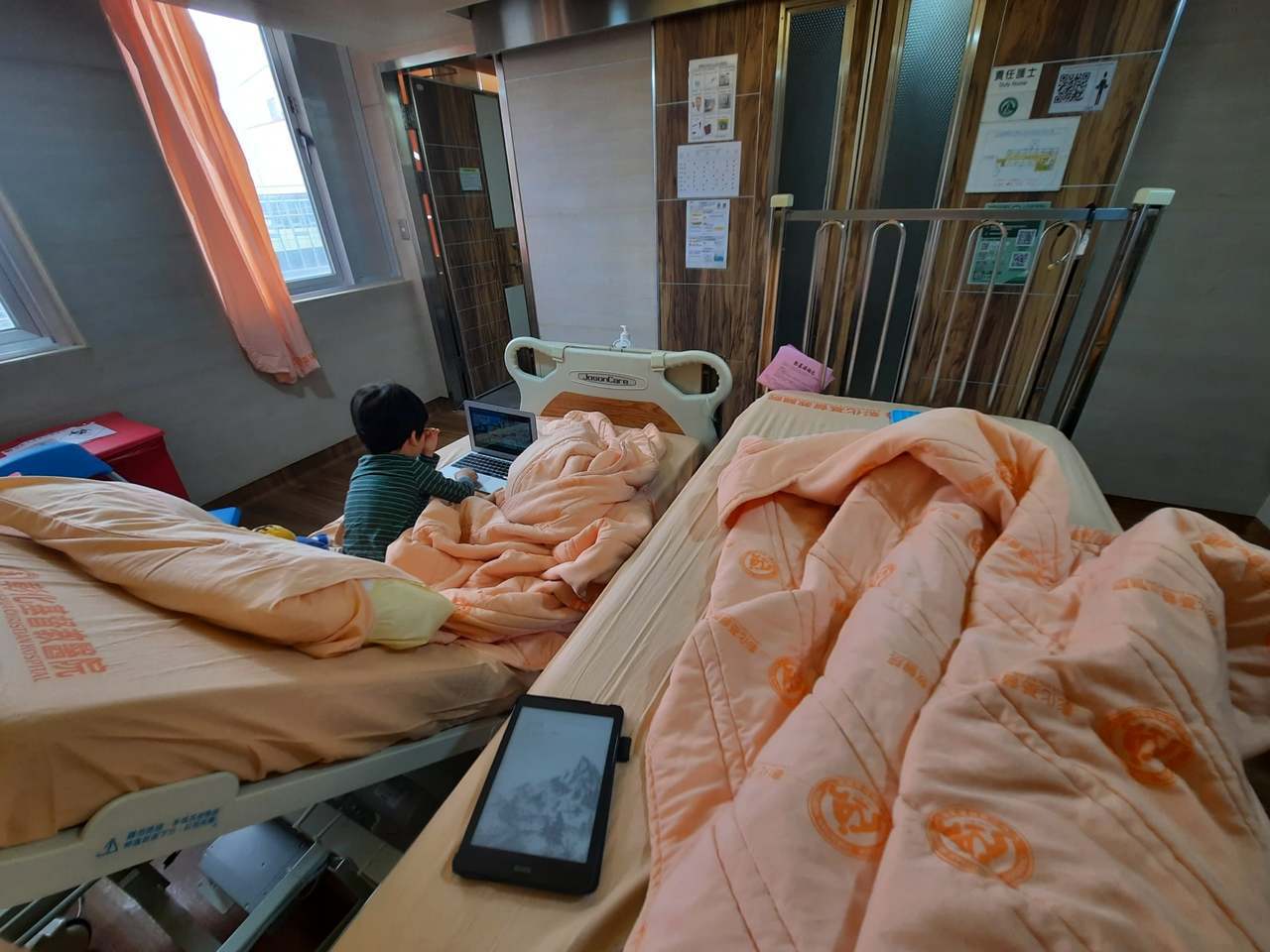 旅遊作家、彰化旅遊達人「小王子」在臉書分享他與4歲多兒子關在隔離病房7天卻完全沒被傳染的經。圖／小王子提供