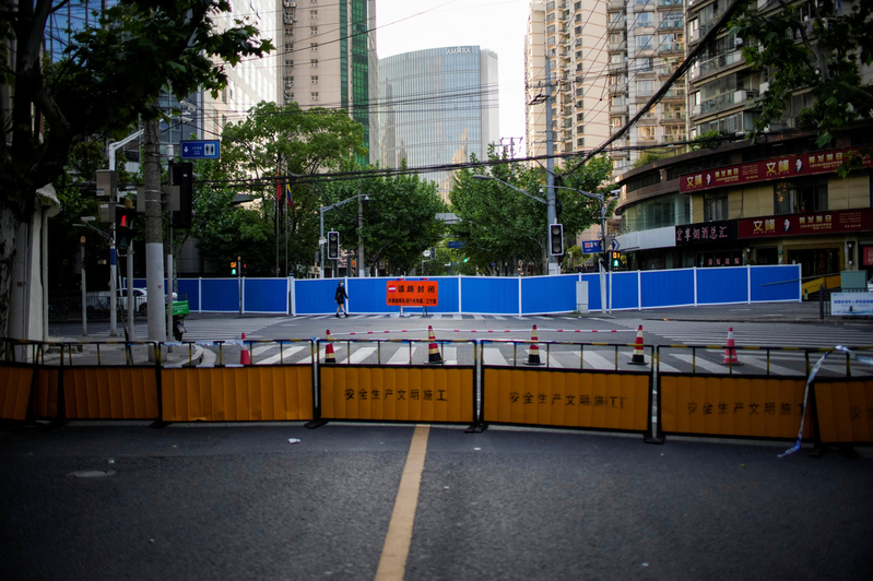 上海疫情雖逐步趨緩，但民眾生活何時能恢復常態仍是未知數。圖為5日上海街頭景象。路透