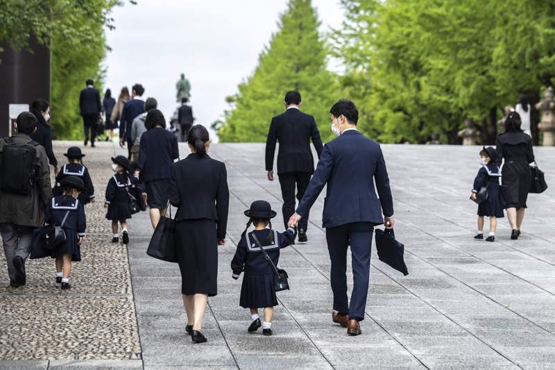 從長期網課到恢復實體上課時，日本醫師發現許多孩子出現健康問題。法新社