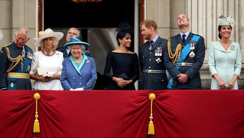 英國哈利王子跟妻子梅根將帶著一對兒女返國參加伊麗莎白二世女王登基70周年的白金禧年慶典，但夫婦倆跟安德魯王子均未獲邀跟女王一起現身白金漢宮的陽台觀禮。資料照片。路透