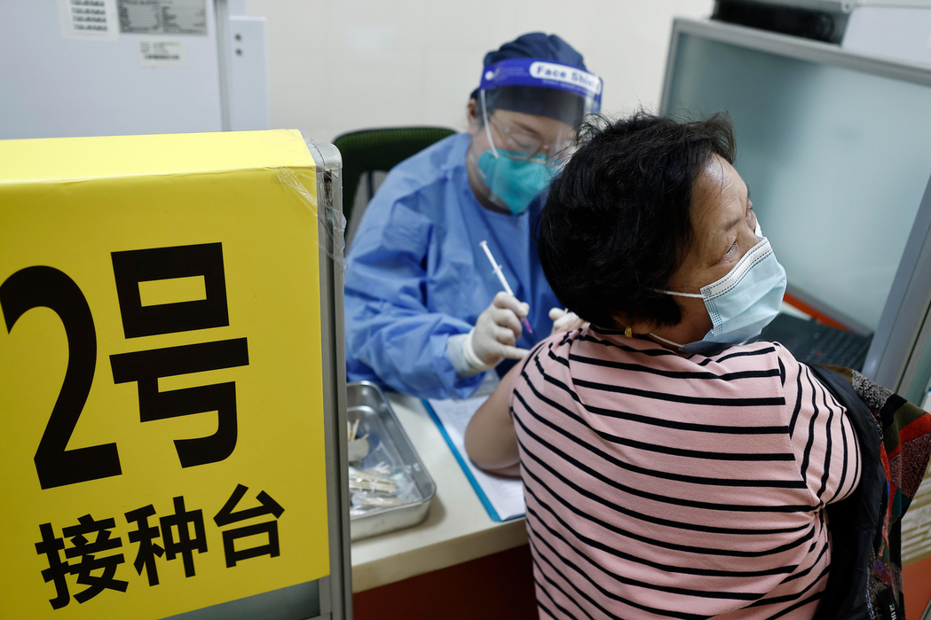 圖為上海市奉賢區南橋鎮社區衛生服務中心早前為年長居民接種新冠疫苗。中新社