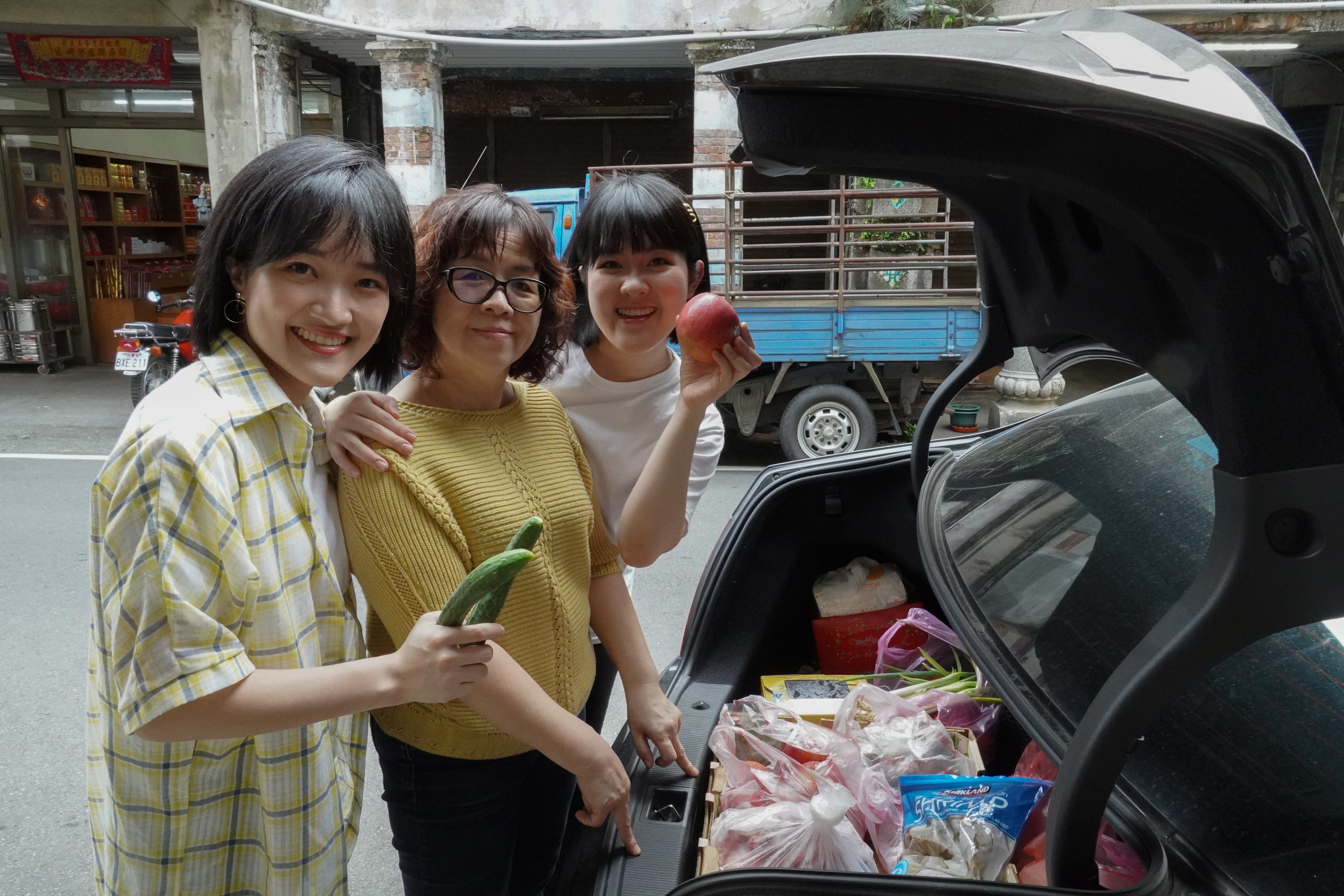 彤溫岑由姊姊亦彤（左）和亦岑（右）組成，媽媽（中）每周都會準備一車的菜讓她們帶上台北。圖／彤溫岑提供