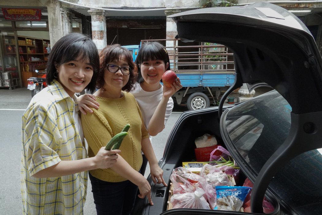 彤溫岑由姊姊亦彤（左）和亦岑（右）組成，媽媽（中）每周都會準備一車的菜讓她們帶上台北。圖／彤溫岑提供