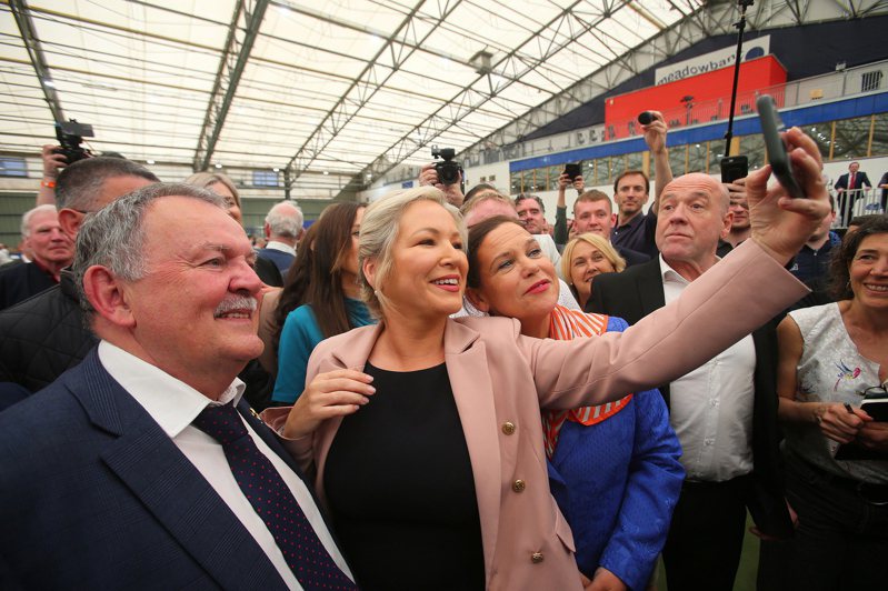 主張脫離英國與愛爾蘭合併的北愛民族主義政黨新芬黨，在5日的議會選舉中贏得27席，首次成為北愛議會的最大政黨。該黨領袖歐尼爾(中) 將成為北愛新政府的首席部長。歐新社