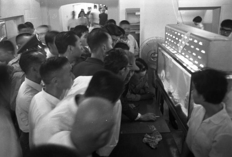 1969年5月8日，省立博物館龍宮翁戎螺的特展，吸引許多人的注意，自上午9時開始，便擠滿了參觀的群眾。圖／聯合報系資料照片