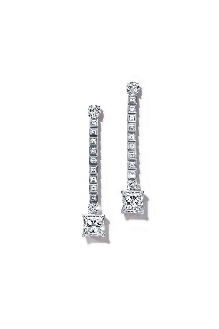 Tiffany高級珠寶系列耳環，鉑金鑲嵌總重逾10克拉公主式切割鑽石及總重逾5克...