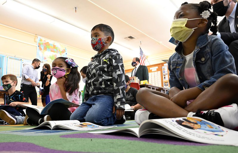 加州洛杉磯郡在3月12日解除校園戴口罩規定後，在3月27日至4月24日之間，高中及高中以下學生的確診病例暴增四倍多。圖為去年8月洛杉磯學生戴口罩上課。美聯社