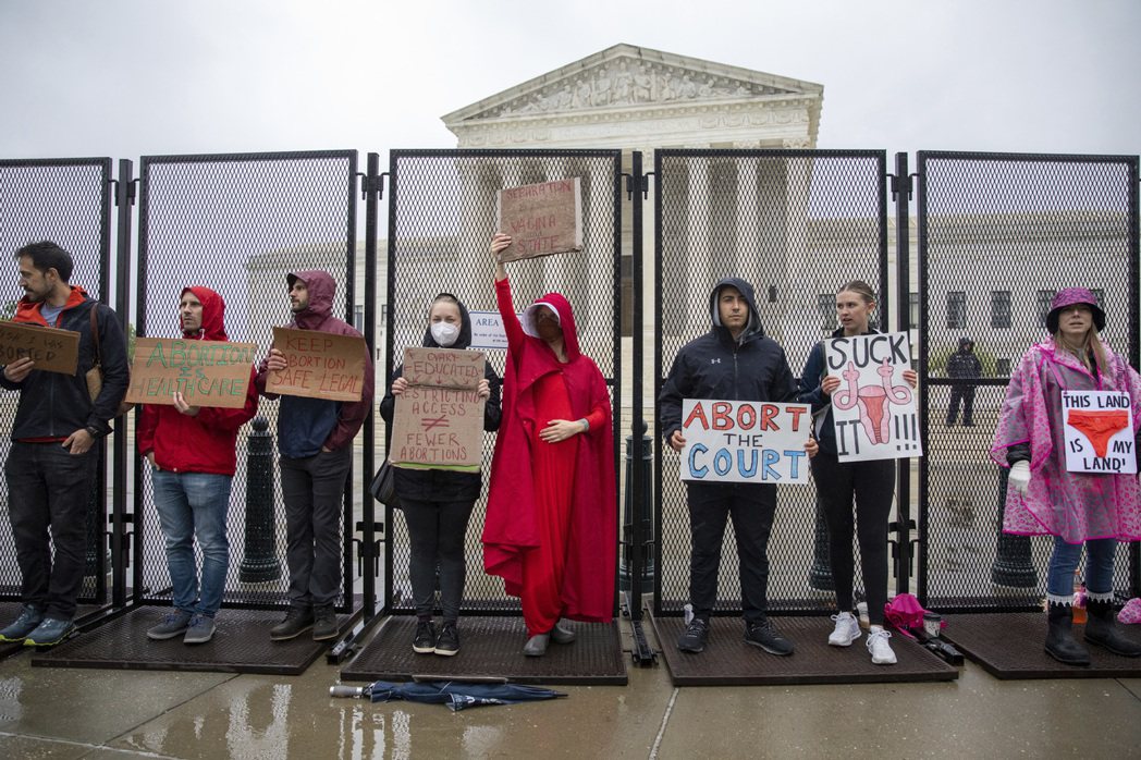 支持保障墮胎權人士7日在美國最高法院前舉牌抗議。  美聯社