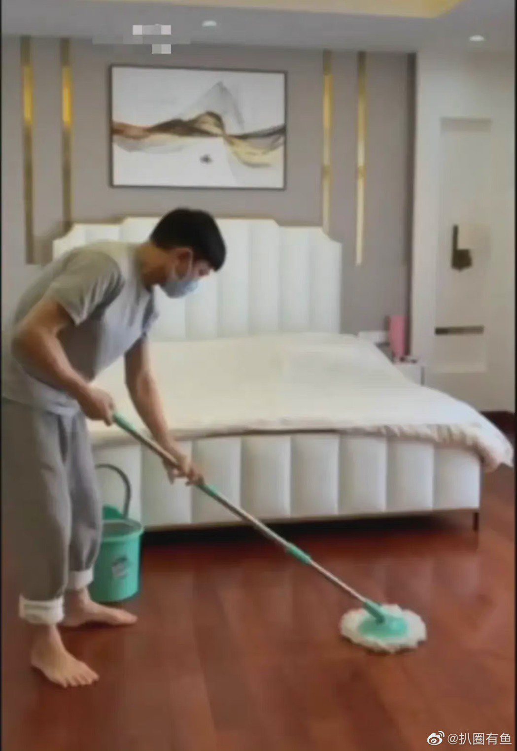 劉德華拍打掃影片。圖／摘自微博