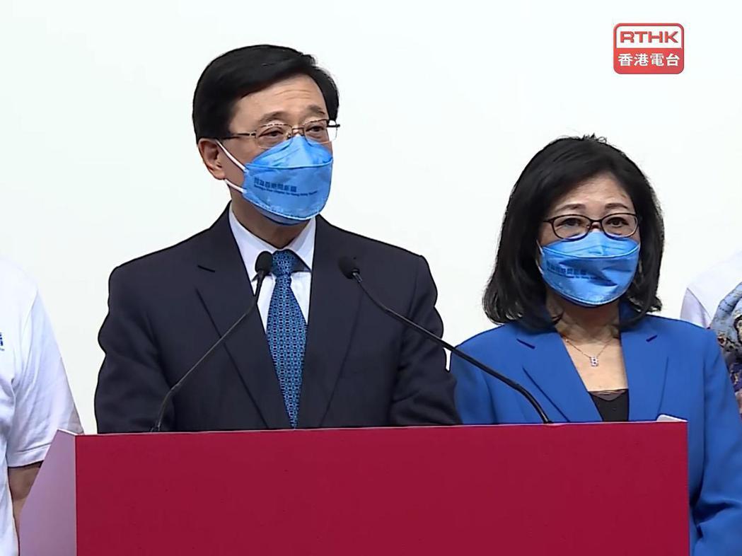 李家超（左）高票當選新一任香港特首後，與其太太一同出席記者會接受媒體採訪。（香港...