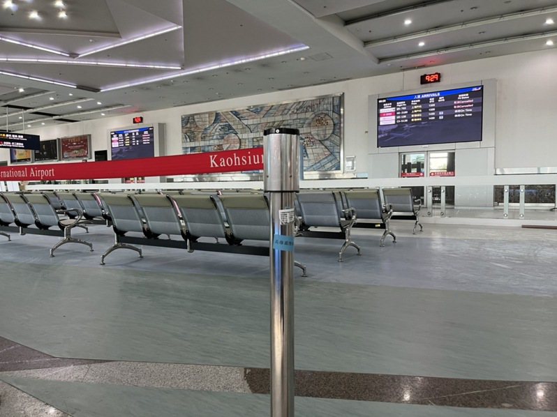 高雄國際機場趁著疫情期間旅客少，進行國際入境大廳地面工程，原本的大理石磁磚改為塑膠地板，工程預計下月中完成。記者林巧璉／攝影