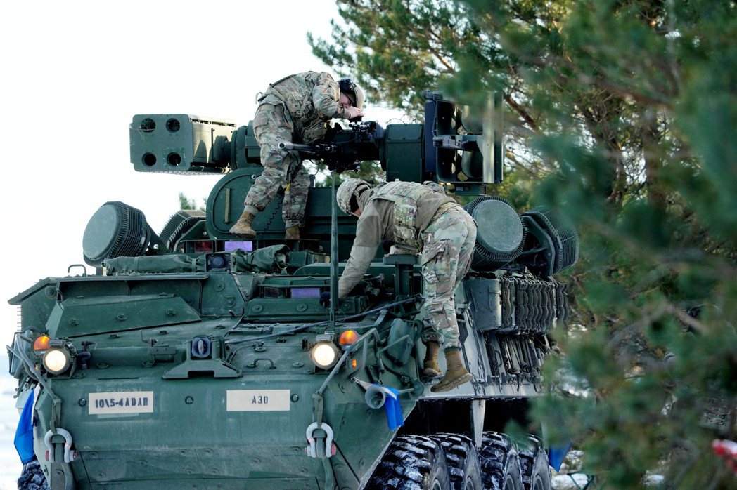 美軍3月在愛沙尼亞參加北約「軍刀突擊」軍演時，在史崔克裝甲車上準備發射刺針便攜式...