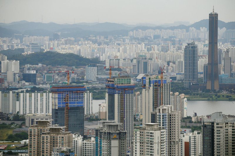 首爾大學共享城市實驗室指出，自文在寅上任以來，首爾公寓平均價格漲了近120%。路透