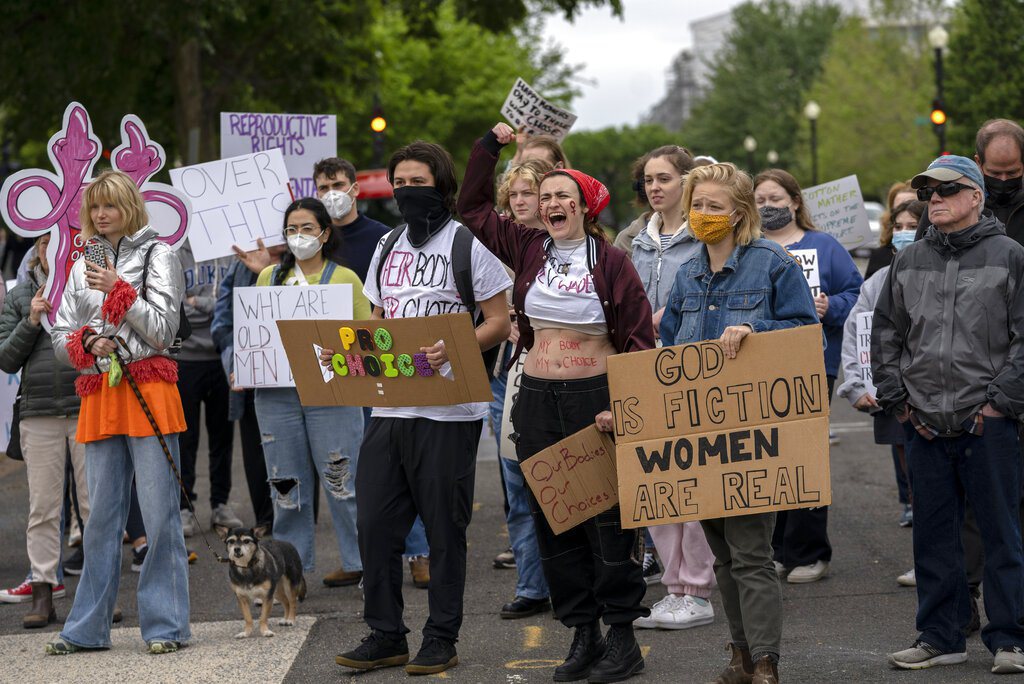 2022年5月8日星期日，在華盛頓舉行的美國最高法院外的示威活動中，墮胎權利抗議者展示標語牌。 圖／美聯社