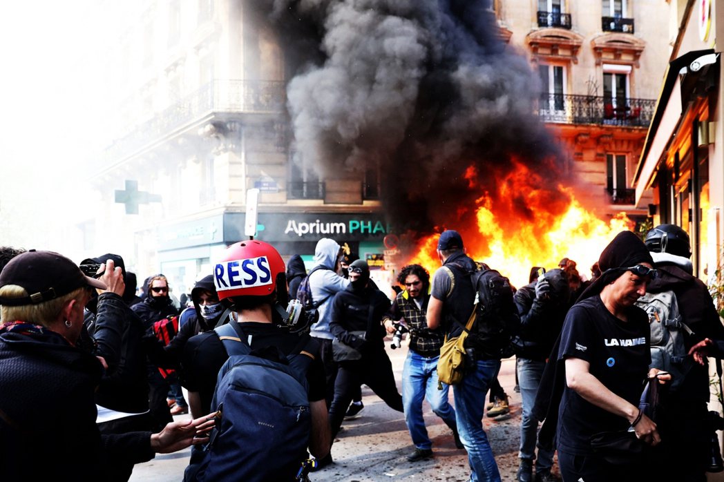 數萬法國民眾勞動節當日在巴黎參與示威，訴求主要圍繞生活成本增加、環境問題以及退休...